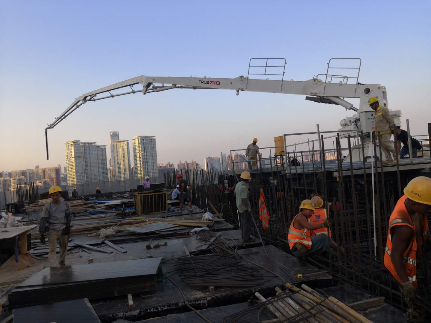 內(nèi)爬布料機(jī) 內(nèi)爬布料機(jī)