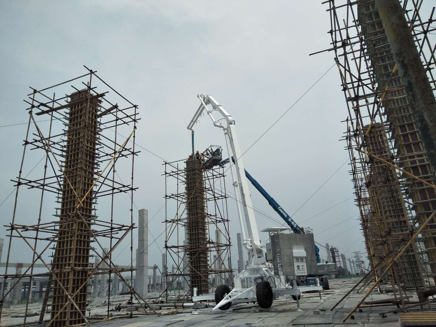 移動液壓布料機(jī) 移動液壓布料機(jī)